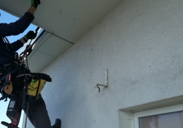 Montage von Taubenabwehrsystemen